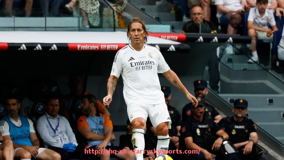 星空体育-2024-2025赛季法甲赛季最佳球员统计数据及评选依据分析